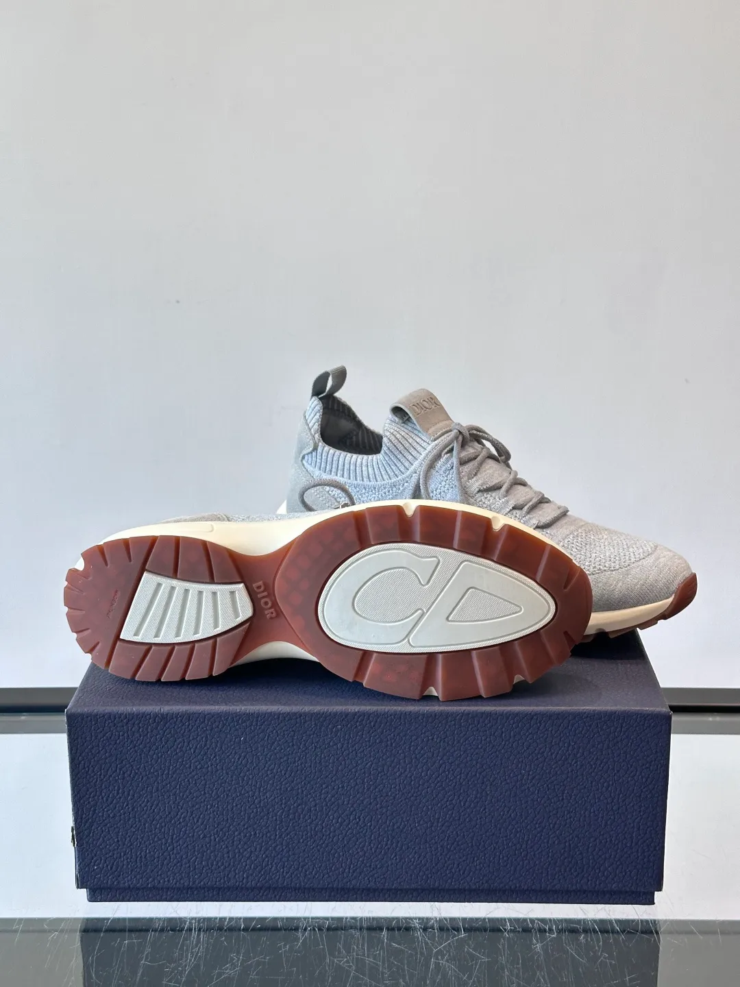 Men's Men's Shoes 💰p440 "Dior" B80 sneakers are a new product of Dior men's series, focusing on comfort and fashion. The upper is made of breathable mesh + fabric splicing, which is lightweight and fits the shape of the foot, making it super comfortable for daily wear. The sole is made of rubber, which has great grip and wear resistance, and is suitable for commuting or light sports. The overall style is simple, the gray tone is versatile, and the shoelaces are adjustable for a more stable fit. Designed by Kim Jones, it is both practical and trendy. It is one of the new hot items in early spring①. size: 39-45 (38.46 customized)